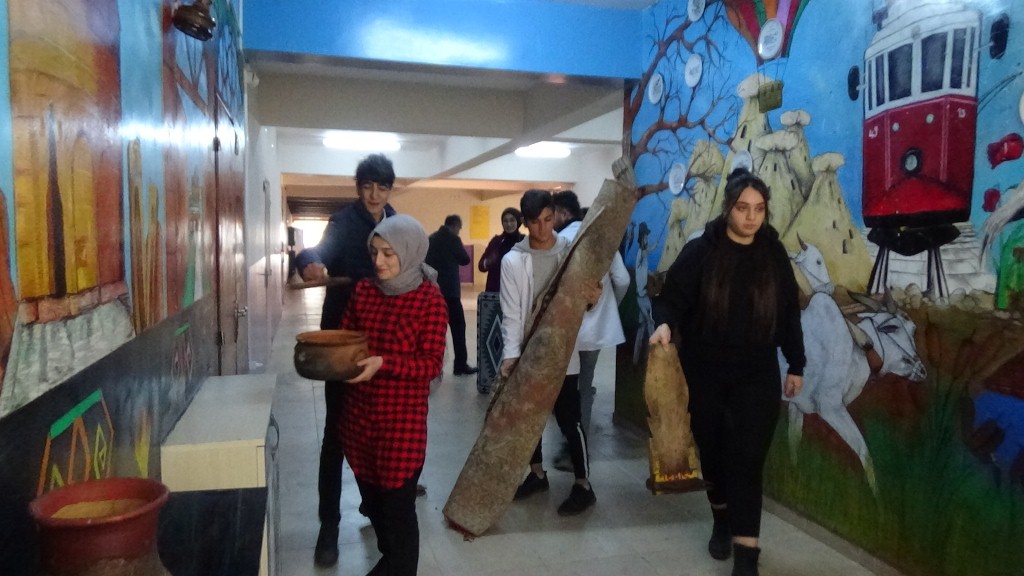 Okul koridorları tarih ve kültür motifleri ile süslendi