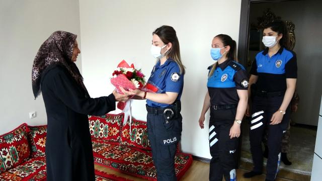 Kadın polislerden şehit annesine “Anneler Günü” ziyareti