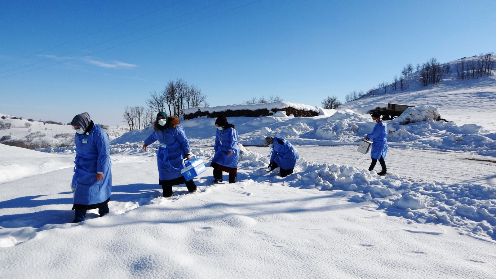 Sağlık çalışanları aşı için karlı dağları aşıyor
