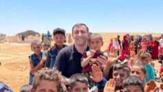 Muşlu ünlü şef, Suriye’deki bin çocuğa bayramlık ve yemek dağıttı