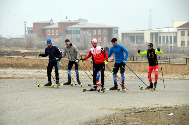 Kar yağmayınca kayak takımı sporcuları asfaltta antrenman yapıyor